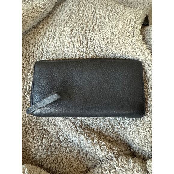 Marc Jacob’s  labeled leather zip wallet - Picture 2 of 4
